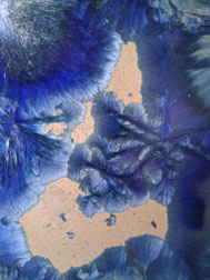 Detailaufnahme einer blauen Kristallglasur