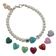 Damen-Armband weiß Herz personalisierbar Perlen Liebe Valentinstag MamaArmband Süßwasserperlen mit Herz Herzfarbe wählbar Buchstaben wählbar Damenarmband online kaufen Art. a-0297 EAN0086544625558