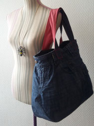 Sur l'image, un sac à main réalisé à partir d'un vieux pantalon jean. 