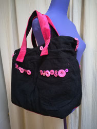 Sur l'image, un sac à main réalisé à partir d'un vieux pantalon jean. 