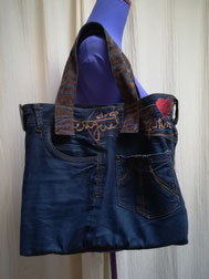 Sur l'image, un sac à main réalisé à partir d'un vieux pantalon jean. 