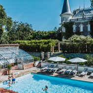 Piscina con hamacas del Castillo Bella Epoca en Las Landas en Linxe 40.