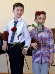 Stolze Geigenschüler nach dem Applaus in der Villa-Musica-Weilheim von Bernhard Fischer