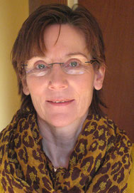 Nachher Foto der Kundin mit make up und gelbem Schal