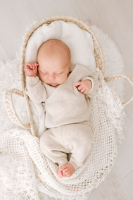Séance photo naissance avec maman et nouveau-né, portrait doux et naturel