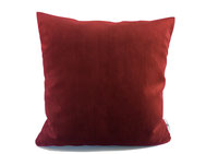 Unser Tipp: dunkelgraue Kissen mit roten kombinieren.