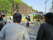 旅館前でおかみの語り