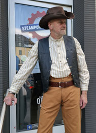 Kunde Herbert im robusten Western-Arbeitsoutfit von Frontier Classics aus dem Ladengeschäft in Bochum.
