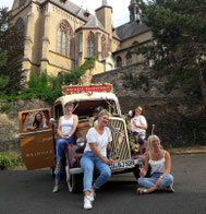 Die Weinprobe an der Ahr ist eine schöne Erinnerung, wenn Sie eine Hochzeit mit einem Oldtimer buchen möchten.