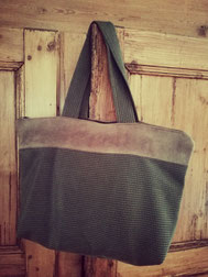 Sac en coton vert et suédine marron.