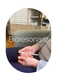 Bioresonanz-Therapie in Wien: Frau hält Hand-Elektroden für energetische Balance und Blockadenlösung