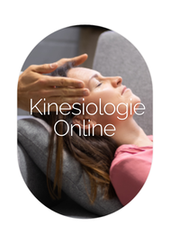 Online-Kinesiologie: Frau in einer Kinesiologie-Sitzung zur energetischen Balance, online verfügbar