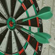 Dartscheibe mit zwei Pfeilen in der Mitte