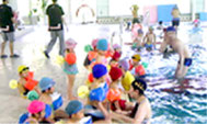 2011年のチャレンジデーに参加した北海道新得町の様子。温水プールで幼児が水に親しむためのプログラムを実施した(笹川スポーツ財団ホームページより)