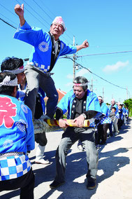 南北に分かれ、伝統の大綱引きが行われた=28日午後、黒島東筋集落