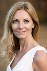 Larissa Richter Pianistin Dipl. Klavierpädagogin Komponistin E-mail:  tastensinn@gmail.com Phone: 0 173/28 39 947