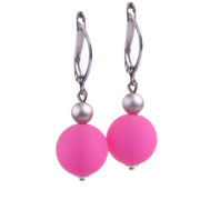 Ohrhänger in Pink mit einer Silberperle