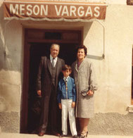        Marcelino y Trinidad, fundadores del bar, acompañados de su hijo Álvaro, actual gerente del bar.