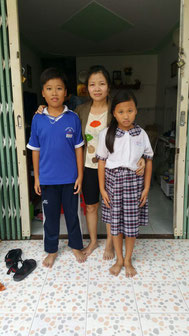 Phạm Hồ Bảo Long with his mother and his sister