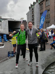Lorenz (links) mit Freund nach erfolgreichem Halbmarathonlauf