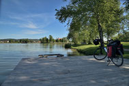 Ein bepacktes Fahrrad das auf einer Radreise vom Bodensee zum Königssee am Ufer des Kochelsee steht.