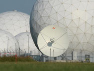 Radarkuppeln auf dem Gelände der ehemaligen NSA-Abhörstation bei Bad Aibling. Foto: Andreas Gebert/Archiv