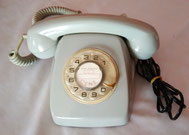 TELÉFONO ANTIGUO HERALDO GRIS ORIGINAL DE TELEFONICA (EN MUY BUENAS CONDICIONES) Funcionamiento correcto con Telefónica, Debido al cambio de lineas y antigüedad de estos aparatos es posible que solo puedan recibir llamadas. (60€).