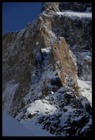 Refuge perché à 3092 m sur l'arête du Promontoire