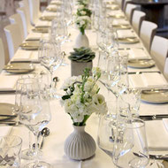 Eventdekoration Tisch mit Blumenvasen – Business Event Dekoration