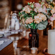 Hochzeit Tischdekoration mit Blumen und Kerzen – Hochzeitsfloristik
