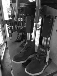 Etabli du magasin, mise en forme des chaussures sur deux machines.