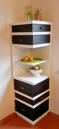 Eckschrank mit schwenkbaren Auszügen