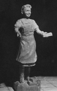 R. Kunis "Ziegelputzerin". Der Sockel trägt die Inschrift: "HELFT MIT". Auch diese Figur befindet sich im Bestand des Museums für Sächsische Volkskunst in Dresden und ist mit der Inv.-Nr. G 3255 erfasst.