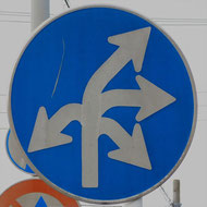 指定方向外禁止。異形矢印標識。静岡県富士市にある。