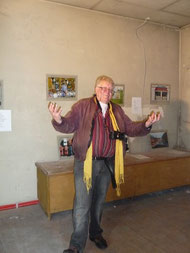 Fotograf Hartmut Gliemann beim Aufbau der Ausstellung