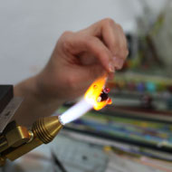 Glasperle in der offenen Flamme drehen