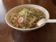 福生ラーメン　ポロ春です。福生駅近くにあるラーメン店です、こんぶ、ソーダガツオなどのだしを使った体に優しいスープが特徴です。メニューもボリュームも他の店より多いのが自慢です。米軍横田基地が近く、米国人のお客様もいらっしゃいます。英語の対応もドル払いもOKです。