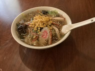 福生ラーメン　ポロ春です。福生駅近くにあるラーメン店です、こんぶ、ソーダガツオなどのだしを使った体に優しいスープが特徴です。メニューもボリュームも他の店より多いのが自慢です。米軍横田基地が近く、米国人のお客様もいらっしゃいます。英語の対応もドル払いもOKです。
