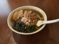 福生ラーメン　ポロ春です。福生駅近くにあるラーメン店です、こんぶ、ソーダガツオなどのだしを使った体に優しいスープが特徴です。メニューもボリュームも他の店より多いのが自慢です。米軍横田基地が近く、米国人のお客様もいらっしゃいます。英語の対応もドル払いもOKです。