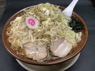 福生ラーメン　ポロ春です。福生駅近くにあるラーメン店です、こんぶ、ソーダガツオなどのだしを使った体に優しいスープが特徴です。メニューもボリュームも他の店より多いのが自慢です。米軍横田基地が近く、米国人のお客様もいらっしゃいます。英語の対応もドル払いもOKです。