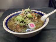 福生ラーメン　ポロ春です。福生駅近くにあるラーメン店です、こんぶ、ソーダガツオなどのだしを使った体に優しいスープが特徴です。メニューもボリュームも他の店より多いのが自慢です。米軍横田基地が近く、米国人のお客様もいらっしゃいます。英語の対応もドル払いもOKです。
