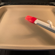 Neue Stoneware von Pampered Chef® immer einfetten, Tines Ofengenuss