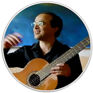 Peyman als Gitarrenlehrer spielt Gitarre.