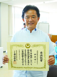参院選沖縄選挙区で勝利し、当選証書を受け取った伊波氏=13日午前、県庁
