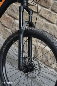 Das Fahrwerk mit Rockshox Gabel sorgt für sicheres und entspanntes Biken