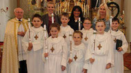 Die Erstkommunionkinder mit Pfarrer Raimund Arnold 