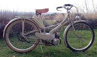 Mobylette (encore proche du vélo) sur sa béquille