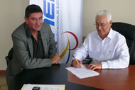 Suscripción de convenio de pago entre los gerentes de la EPAM, José Lara y de la CNEL Manabí, Waldemar Pacheco. Manta, Ecuador