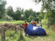 Abziehen von Mähgut im Elfenbruch. © J. Ludewig