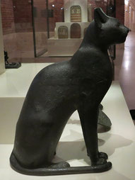 bronzener Katzensarkophag: Katzen waren im Alten Ägypten heilig. Sie wurden oft mumifiziert und in diesem Fall in einem Sarkphag aufbewahrt.